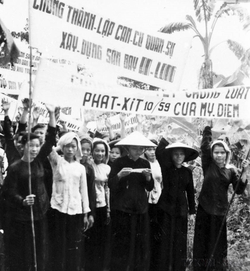 El "Ejército de cabello largo" de Ben Tre se manifestó para exigir la abolición de la ley fascista 10/59 y la formación de un gobierno democrático progresista y contra la construcción de bases militares por parte de Estados Unidos y el régimen Ngo Dinh Diem. Foto: Archivo de VNA.
