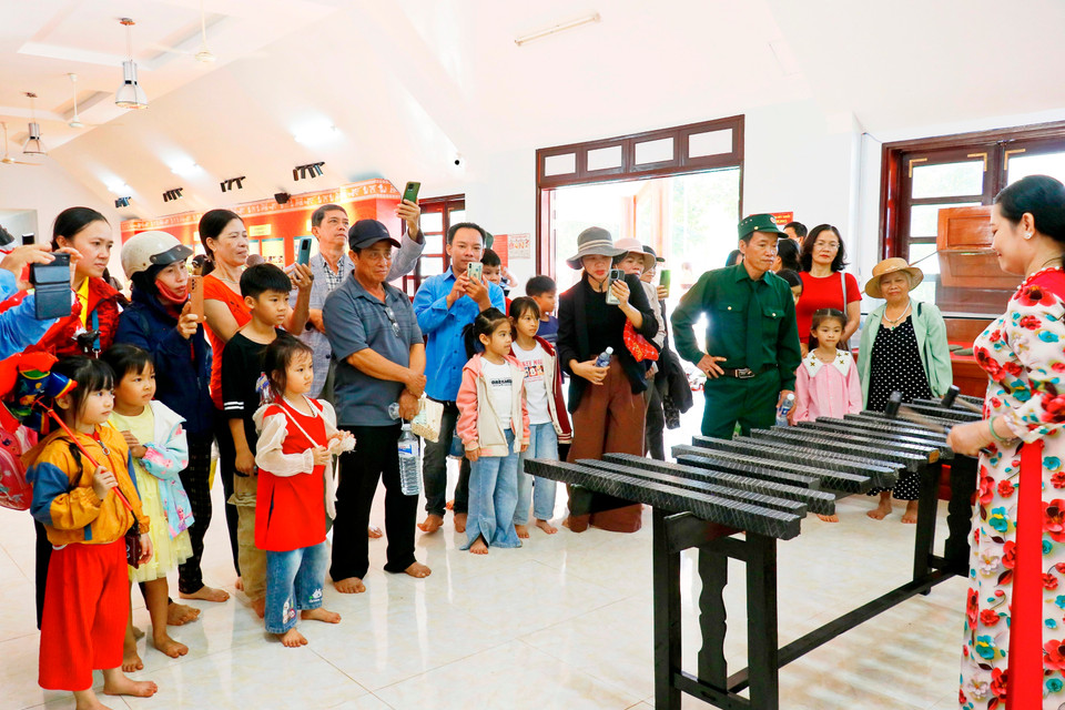 Turistas disfrutan de una presentación de xilófono de piedra en la Reserva Cultural Étnica S’tieng, ubicada en la aldea Bom Bo (comuna de Bom Bo, provincia de Dong Nai). Foto: VNA