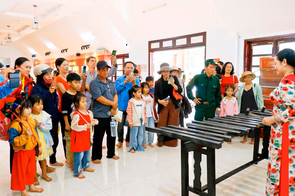 Turistas disfrutan de una presentación de xilófono de piedra en la Reserva Cultural Étnica S’tieng, ubicada en la aldea Bom Bo (comuna de Bom Bo, provincia de Dong Nai). Foto: VNA