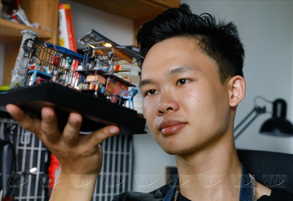 Van Cuong cuida meticulosamente cada componente de sus modelos. (Foto: VNA)