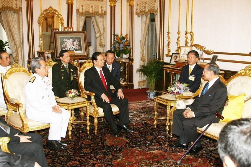 El primer ministro vietnamita Nguyen Tan Dung se reunió con el rey de Tailandia Bhumibol Adulyadej (Tailandia, 20 de diciembre de 2006). Foto: VNA