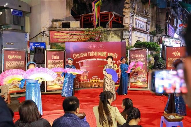 Una nueva presentación de arte tradicional cautiva al público. (Foto: VNA)