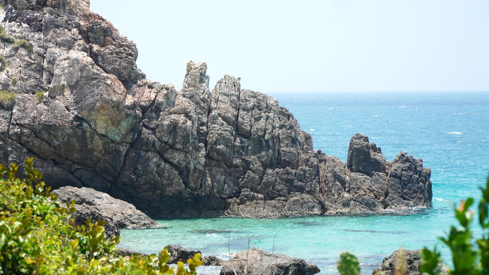 Desde lejos, el cabo Vi Rong parece un enorme dragón estirándose hacia el mar. Foto: VNA