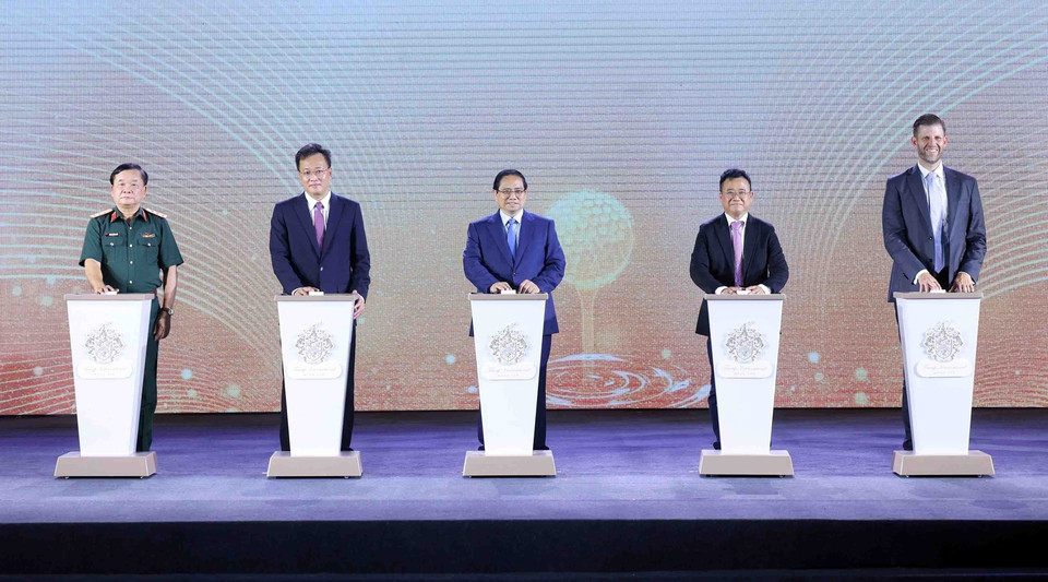 La tarde del 21 de mayo de 2025, el primer ministro Pham Minh Chinh asistió a la ceremonia de inauguración del proyecto de complejo urbano, turístico, ecológico y campo de golf en el distrito de Khoai Chau, provincia de Hung Yen (Trump International Hung Yen), el primer proyecto de la marca Trump en Vietnam y uno de más de 20 proyectos del grupo a nivel mundial. Foto: VNA