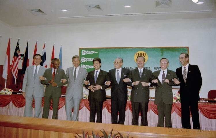 El ministro vietnamita de Relaciones Exteriores, Nguyen Manh Cam, (segundo desde la derecha), el Secretario General de ASEAN y cancilleres de países de la ASEAN en la reunión para la adhesión oficial de Vietnam como séptimo miembro de la Asociación, el 28 de julio de 1995 en Bandar Seri Begawan, capital de Brunéi. Foto: VNA