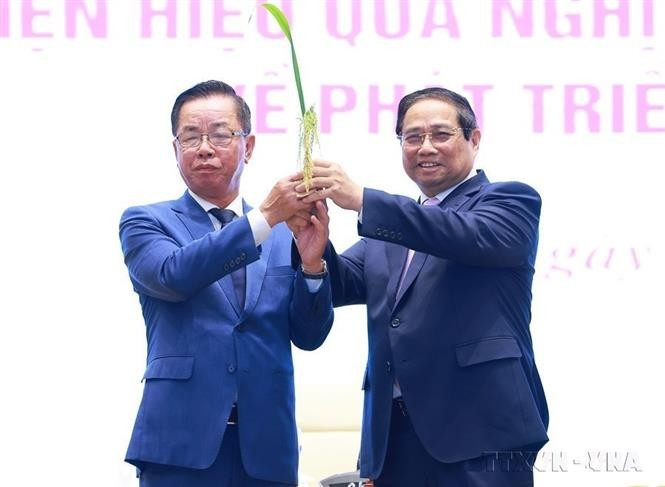 Una empresa agrícola de Thai Binh entrega semillas de arroz a alta calidad al primer ministro Pham Minh Chinh durante un evento donde el jefe de Gobierno se reúne con empresarios para implementar eficazmente la Resolución 68-NQ/TW del Buró Político sobre el desarrollo de la economía privada. Foto: VNA