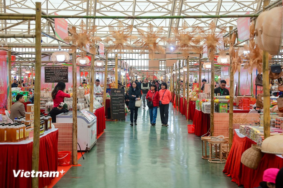 En la zona "Tet de reunión familiar" se pueden encontrar productos de oficios tradicionales, como cerámica, incrustaciones de concha, laca, cestería y objetos dorados. (Foto: Vietnam+)