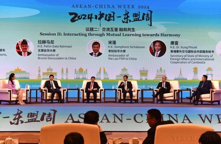 Delegados participantes en el taller “Diálogo de Asociación Estratégica ASEAN-China: Lograr la prosperidad mediante la innovación” como parte de la Semana ASEAN-China, realizada en la provincia china de Shanxi, 12 de agosto de 2024. Foto: VNA