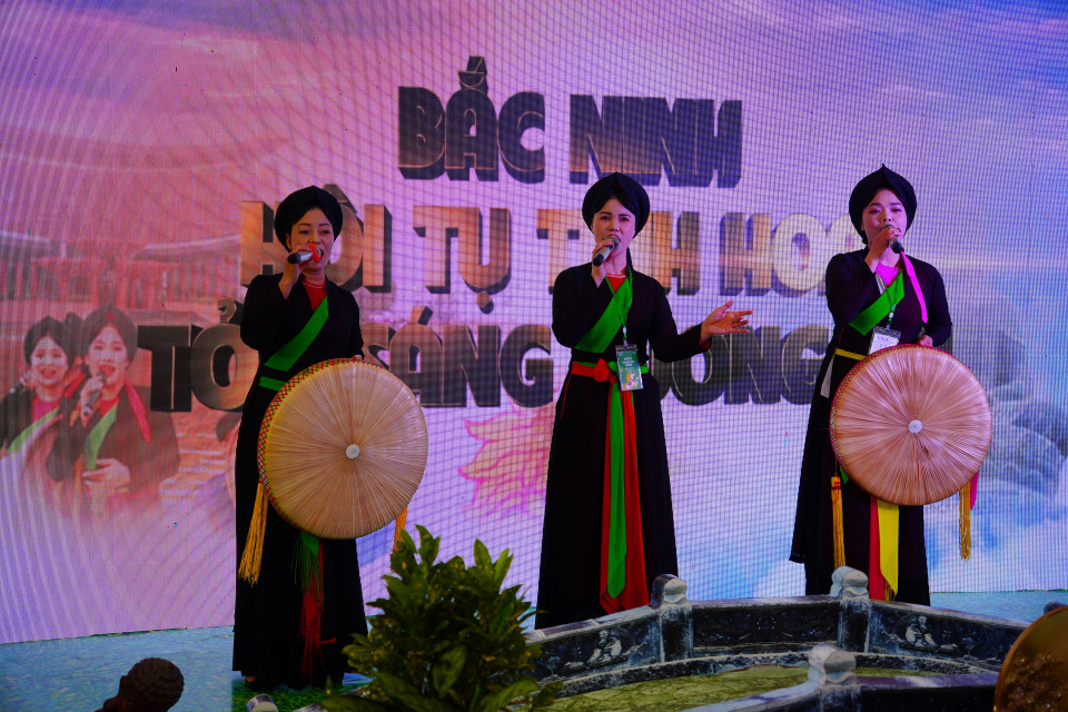 Artistas interpretando el canto tradicional Quan ho de Bac Ninh, vestidos con el traje típico "ao tu than". (Foto: VNA)