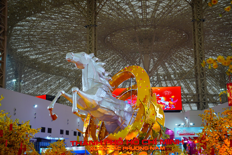 Figura del caballo que da la bienvenida al Tet (Año Nuevo Lunar) en la entrada principal de la Feria de Primavera 2026. (Foto: VNA)
