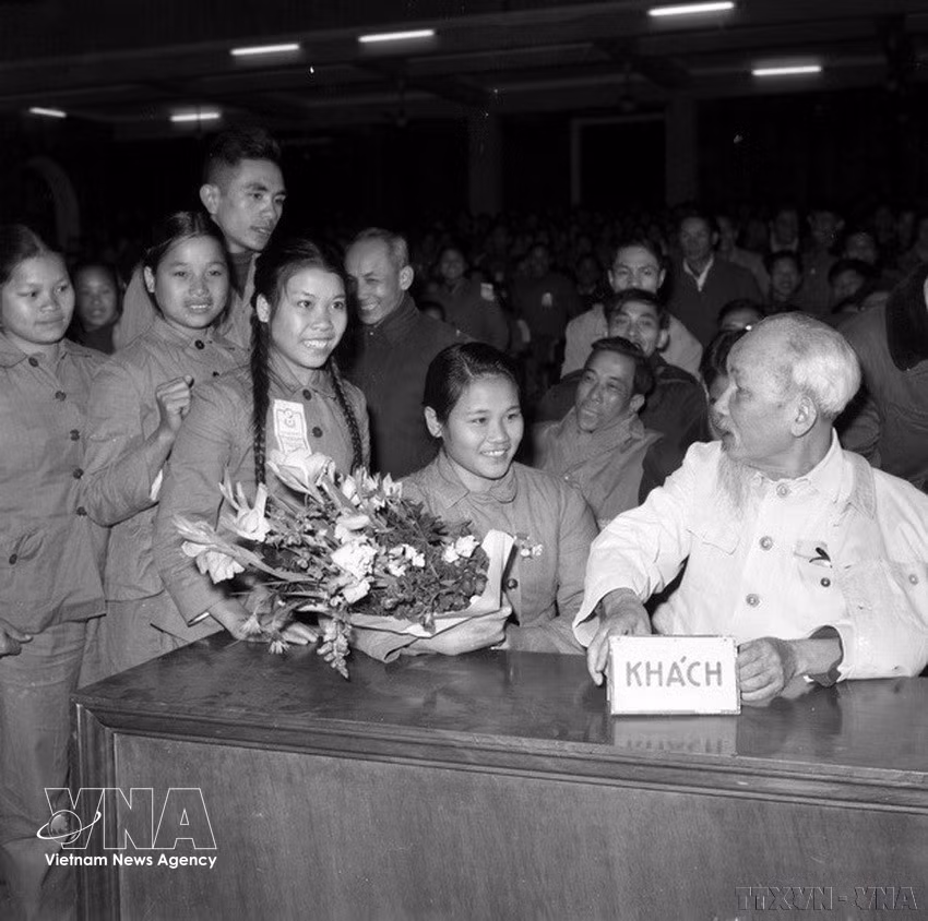 El presidente Ho Chi Minh conversa con delegados que asisten al Congreso de Emulación de Jóvenes Voluntarios contra Estados Unidos por la salvación nacional en el Norte (enero de 1967). (Foto: VNA)