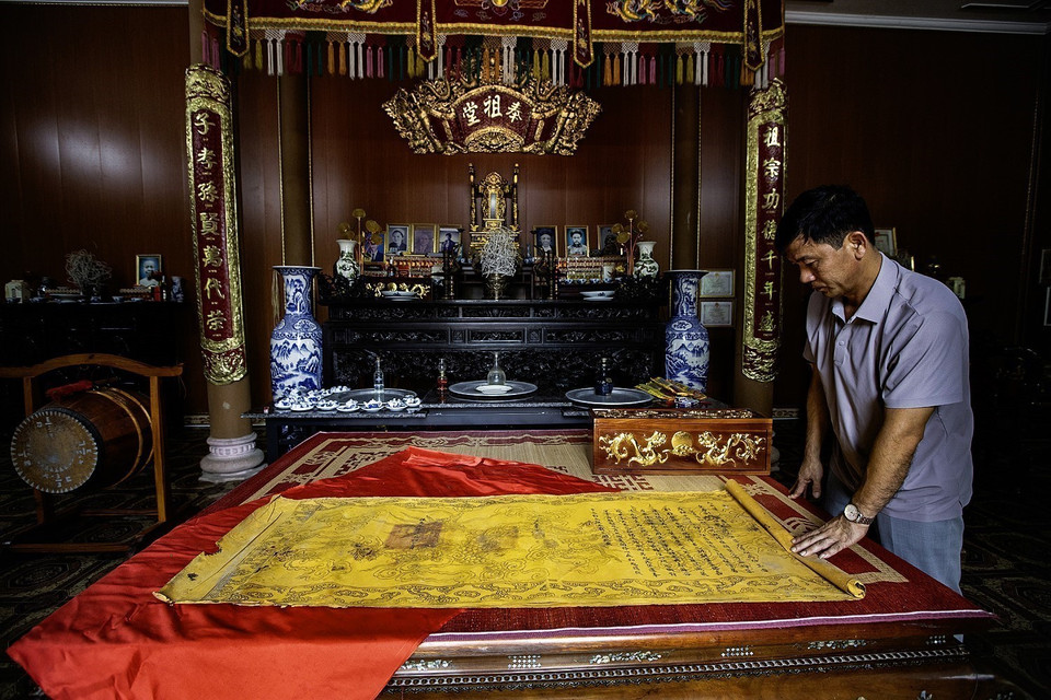 Dinh Cong Thao, bisnieto de Dinh Cong Thinh - quien fue gobernador de Hoa Binh entre 1919 y 1928 - junto a los documentos oficiales reales que reconocen a la familia Dinh Cong. (Foto: VNA)