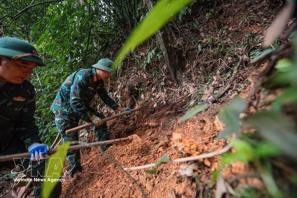 Los miembros del equipo realizan labores de búsqueda en una zona donde se sospecha la presencia de restos de mártires en la comuna de Minh Tan. Foto: VNA