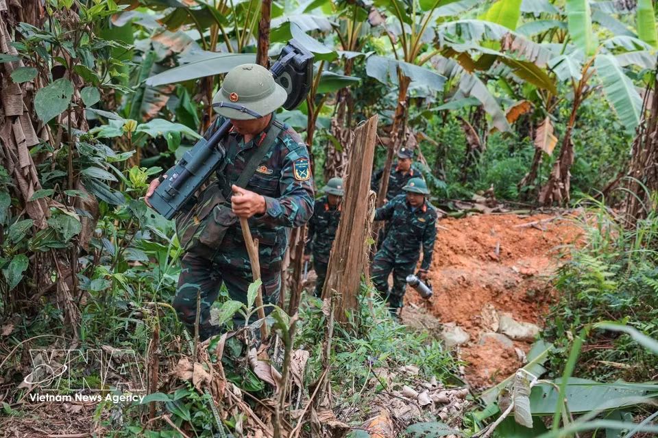 El terreno montañoso y accidentado convierte el desplazamiento del equipo hacia las zonas de búsqueda en una tarea ardua y llena de dificultades. Foto: VNA