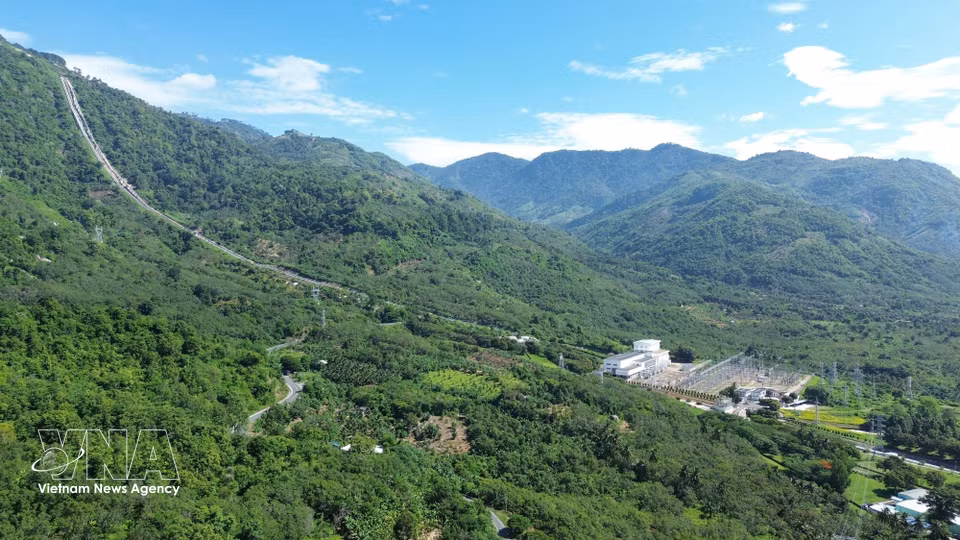 La central hidroeléctrica de Da Nhim cuenta con una tubería de conducción de agua que cruza la ladera del paso Ngoan Muc. La instalación, una de las mayores del país, se extiende entre las provincias de Lam Dong y Khanh Hoa. (Foto: VNA)