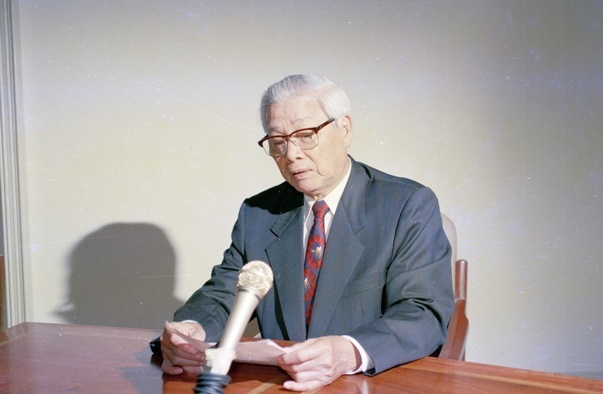 La mañana del 12 de julio de 1995 en Hanoi (11 de julio según hora estadounidense), el primer ministro vietnamita Vo Van Kiet leyó la declaración de normalización de las relaciones diplomáticas entre Vietnam y Estados Unidos. Foto: VNA