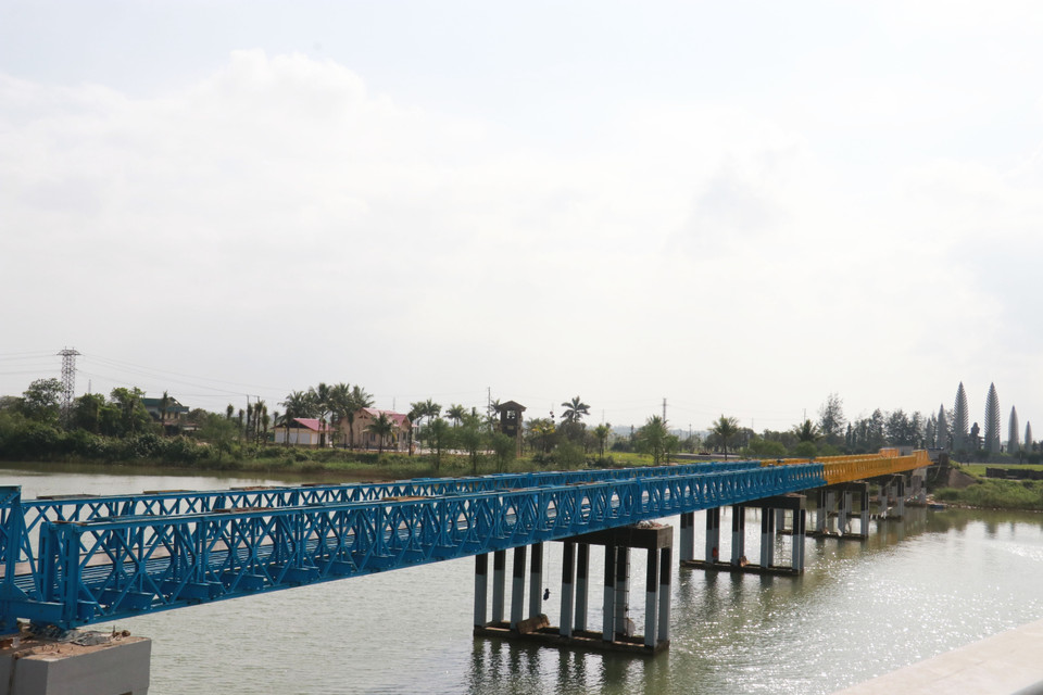 Los parapetos y la estructura metálica del puente, de 184 metros de longitud y un ancho promedio de 8 metros, se pintan en dos colores, azul y amarillo, respetando su estado original. (Foto: VNA)
