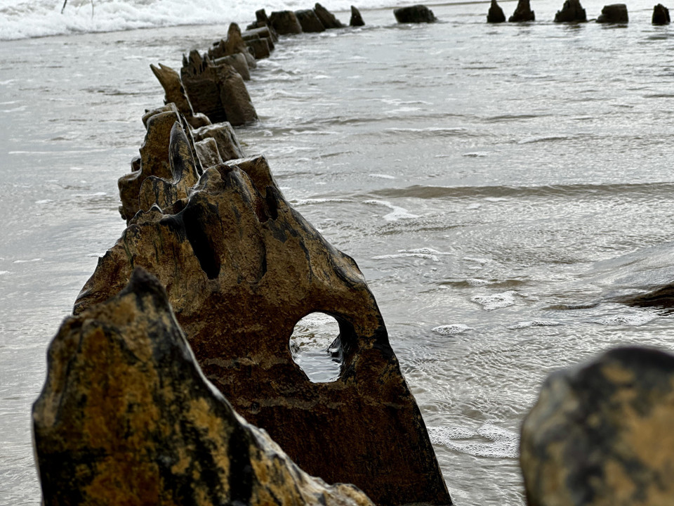El desgaste natural ha afectado los troncos de madera del barco. (Foto: VNA)