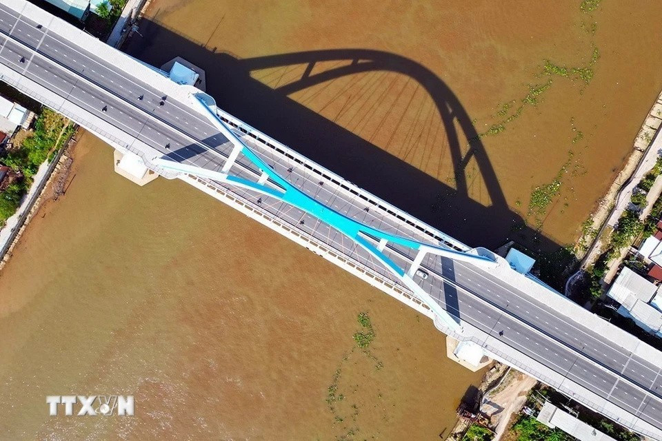 El puente Tran Hoang Na es un vínculo crucial, un motor que impulsa el desarrollo económico y atrae a inversionistas a la ciudad de Can Tho y las provincias del sur del río Hau. (Foto: VNA)