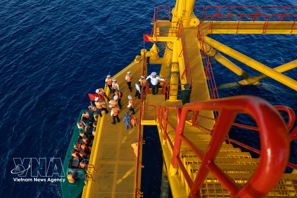 Un barco de trabajo se aproxima a la plataforma en condiciones marítimas favorables. (Foto: VNA)