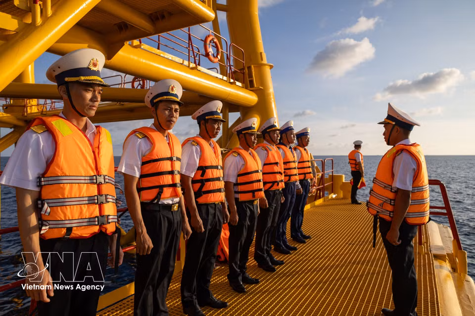 Soldados en la plataforma esperan la llegada de la delegación de trabajo. (Foto: VNA)