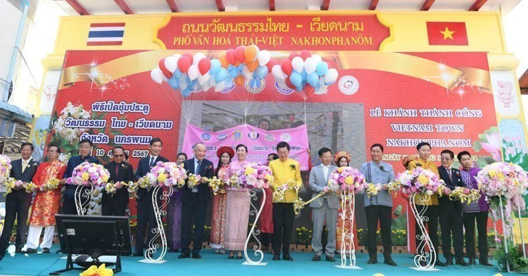 Ceremonia de inauguración de la puerta cultural Tailandia-Vietnam, ubicada en la calle Nittayo, una importante vía de la provincia de Nakhon Phanom (10 de octubre de 2024). Foto: VNA