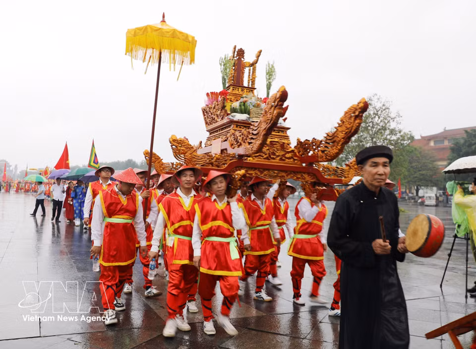 La procesión de palanquines hacia el templo, con ofrendas a los antepasados, es una de las ceremonias más representativas por su marcado carácter comunitario. (Foto: VNA)