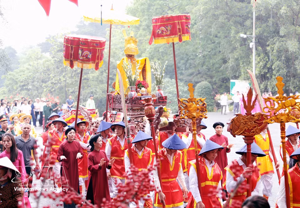 Procesión de palanquines de comunas y barrios hacia el Conjunto Histórico Nacional Especial del Templo de los Reyes Hung. (Foto: VNA)