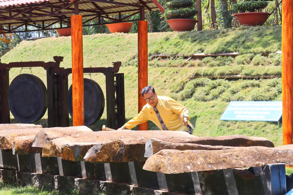 El artesano Truong Dinh Chiwu interpreta con destreza el xilófono de piedra en la Reserva Cultural Étnica S’tieng de Bom Bo. Foto: VNA