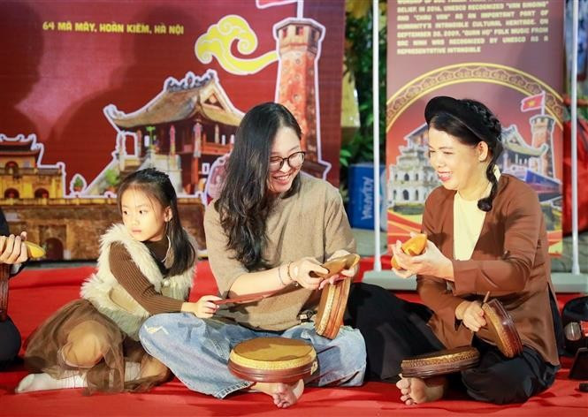 Artistas presentan a los visitantes y residentes los instrumentos típicos del arte tradicional vietnamita. (Foto: VNA)