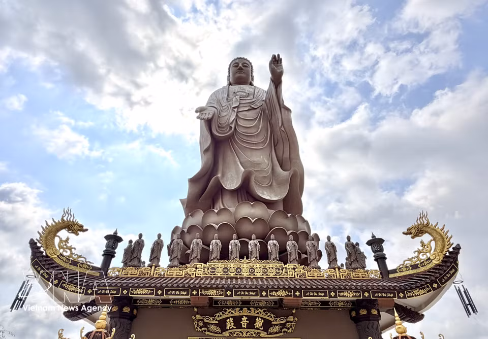 La estatua de Amitābha, de 24 metros, domina el techo del salón principal del complejo religioso. (Foto: VNA)