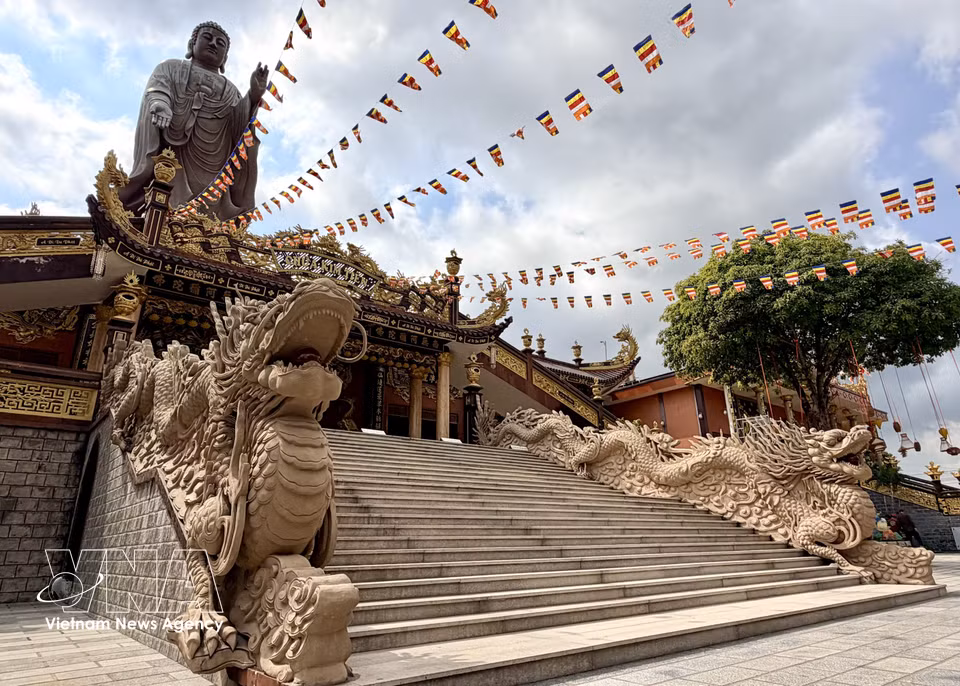 Acceso al salón principal, decorado con dos dragones de gran tamaño. (Foto: VNA)