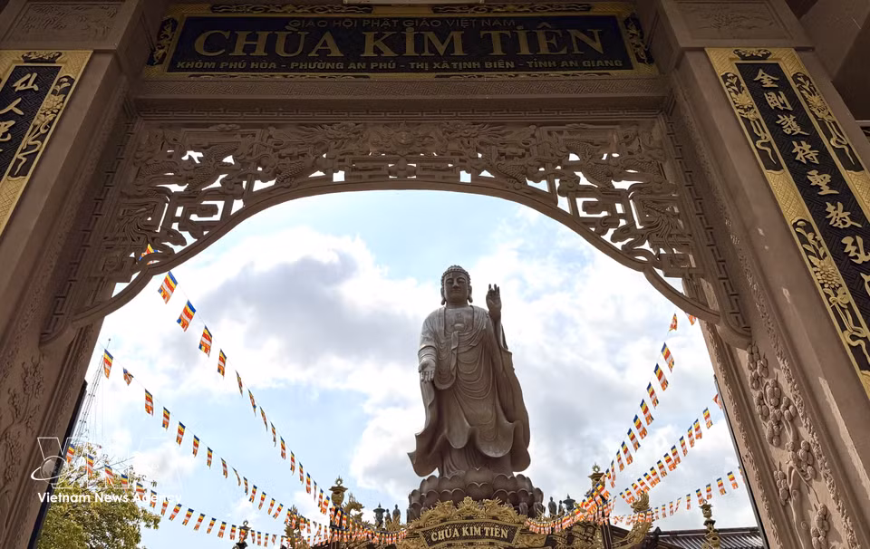 La estatua de Amitābha, vista desde la puerta de acceso al recinto. (Foto: VNA)