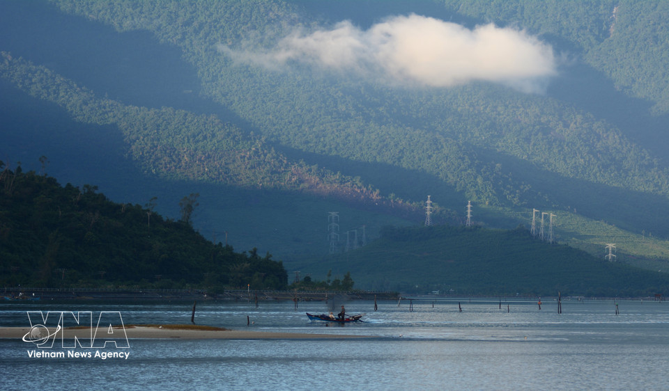 El paisaje de la laguna Lap An cambia a lo largo del día, mostrando la serena y majestuosa belleza de la naturaleza. (Foto: VNA)