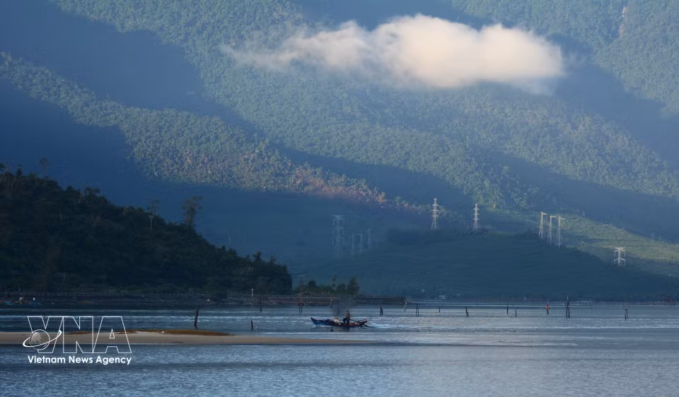 El paisaje de la laguna Lap An cambia a lo largo del día, mostrando la serena y majestuosa belleza de la naturaleza. (Foto: VNA)