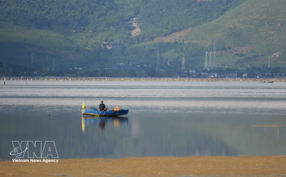 La vida en la laguna Lap An dibuja un cuadro dinámico de armonía entre el ser humano y la naturaleza. (Foto: VNA)