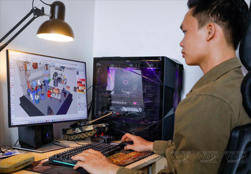 Una tarde, mientras paseaba por el casco antiguo de Hanoi, se detuvo frente a un puesto de té callejero con paredes desconchadas, lámparas antiguas y un juego de tazas familiar. Fue entonces cuando comprendió que esos objetos aparentemente simples contaban historias sobre el tiempo y las personas. Inspirado por unas fotos rápidas, Van Cuong creó su modelo “Acera de Hanoi”. Según él, la fase de diseño es la que más tiempo demanda. (Foto: VNA)