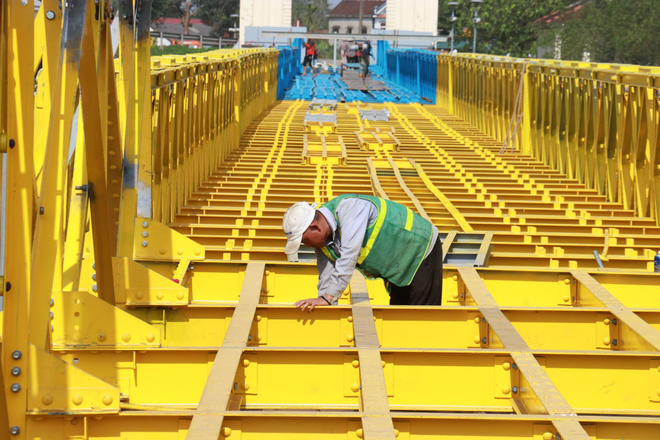 Las obras en el puente Hien Lương incluyen la sustitución total de las partes deterioradas, el refuerzo de los estribos, la instalación de estructuras metálicas y trabajos de pintura de mantenimiento. (Foto: VNA)