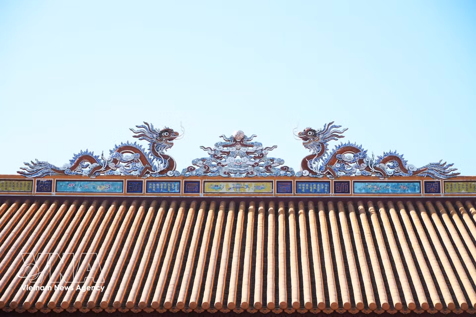 Poemas en caracteres chinos integrados con motivos pictóricos en la cubierta del Palacio Thai Hoa, en la Ciudadela Imperial de Hue. Foto: VNA