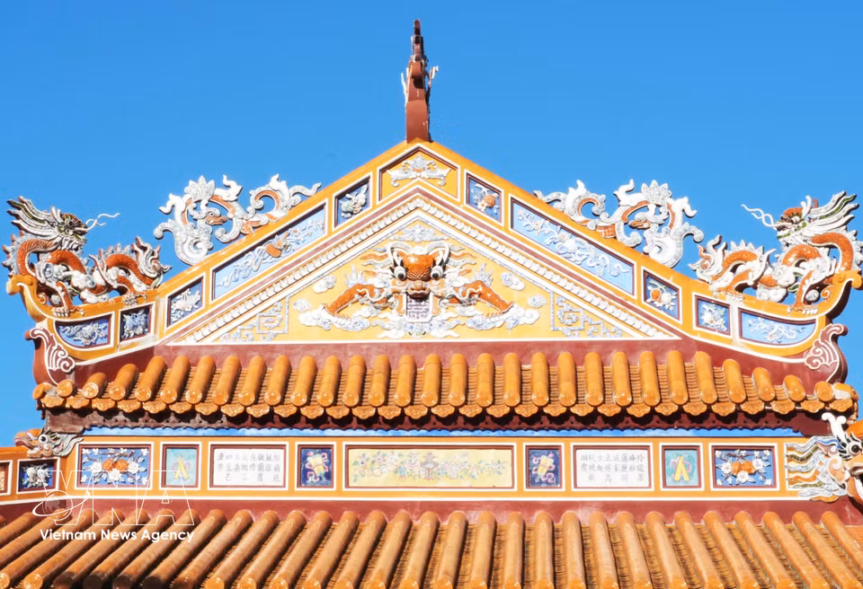 Poemas y textos en caracteres chinos combinados con elementos pictóricos en los techos de diversas edificaciones de la Ciudadela Imperial de Hue. Foto: VNA