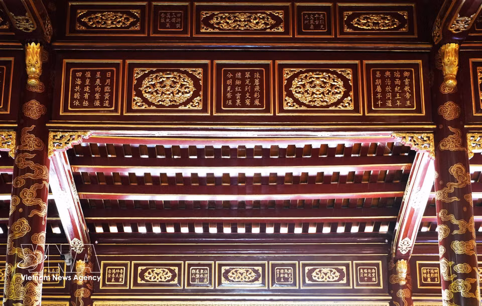 Inscripciones poéticas en caracteres chinos grabadas en el Palacio Thai Hoa, ubicado en la Ciudadela Imperial de Hue. Foto: VNA