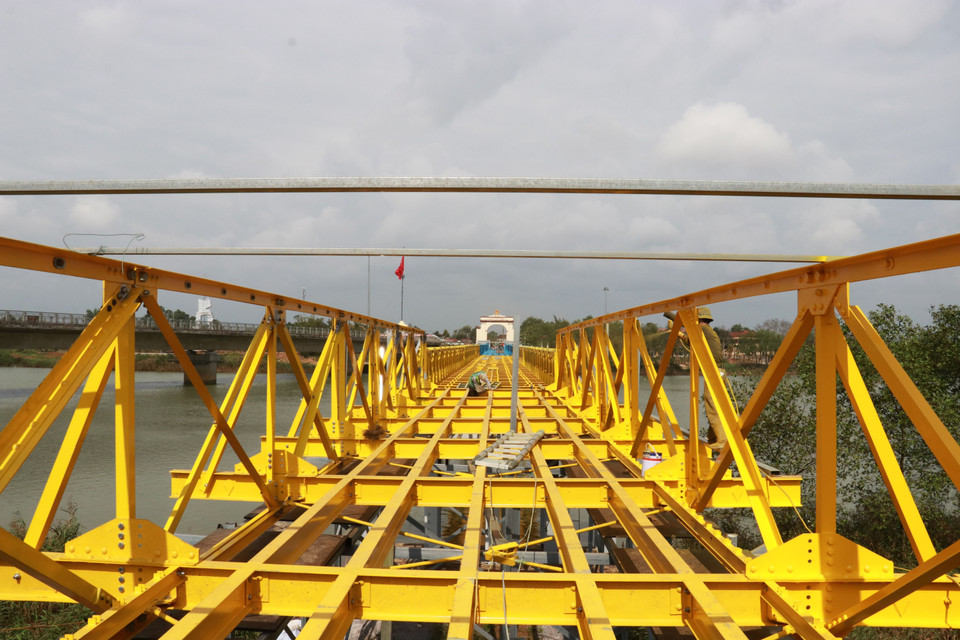 El puente Hien Lương es sometido a un proceso integral de restauración que abarca el reemplazo de elementos dañados, el refuerzo estructural y labores de conservación. (Foto: VNA)