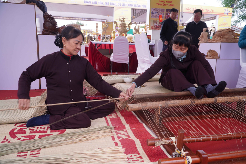 Durante la Semana de Cultura, Deportes y Turismo de Hung Yen 2025, los habitantes de Phu Duc mostraron su técnica tradicional al público. (Foto: VNA)