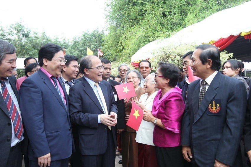 El presidente de la Asamblea Nacional de Vietnam Nguyen Sinh Hung se reunió con la comunidad vietnamita en Tailandia en el sitio conmemorativo del Presidente Ho Chi Minh en la provincia tailandesa de Udon Thani (4 de diciembre de 2012). Foto: VNA