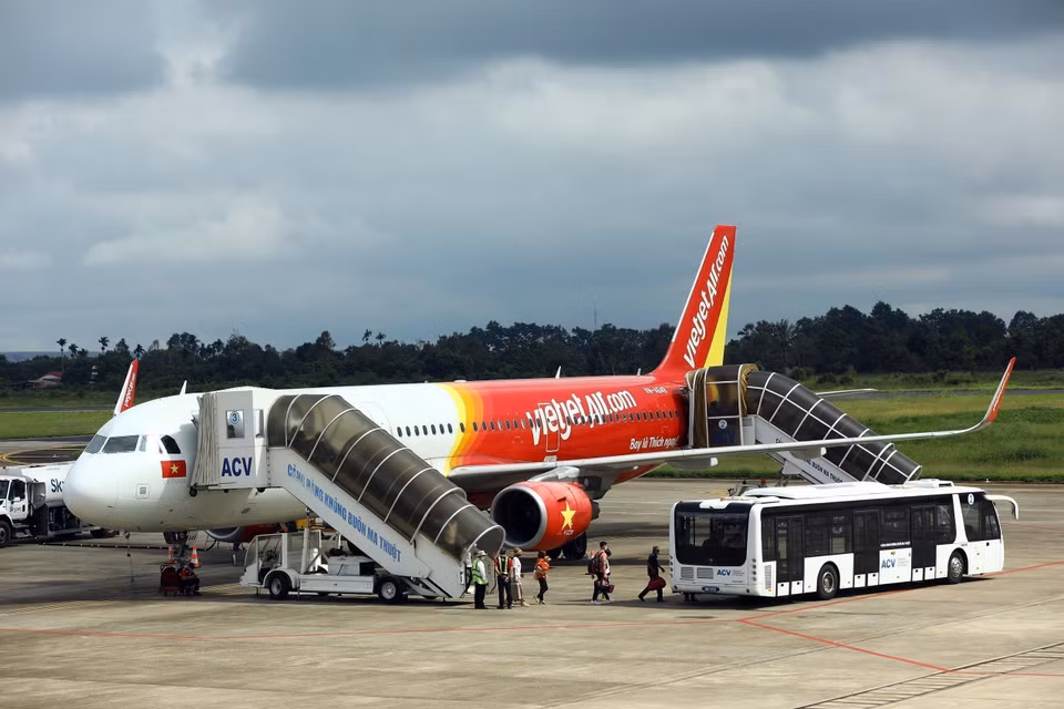 Un avión de la aerolínea Vietjet transporta pasajeros en el aeropuerto de Buon Ma Thuot. Foto: VNA