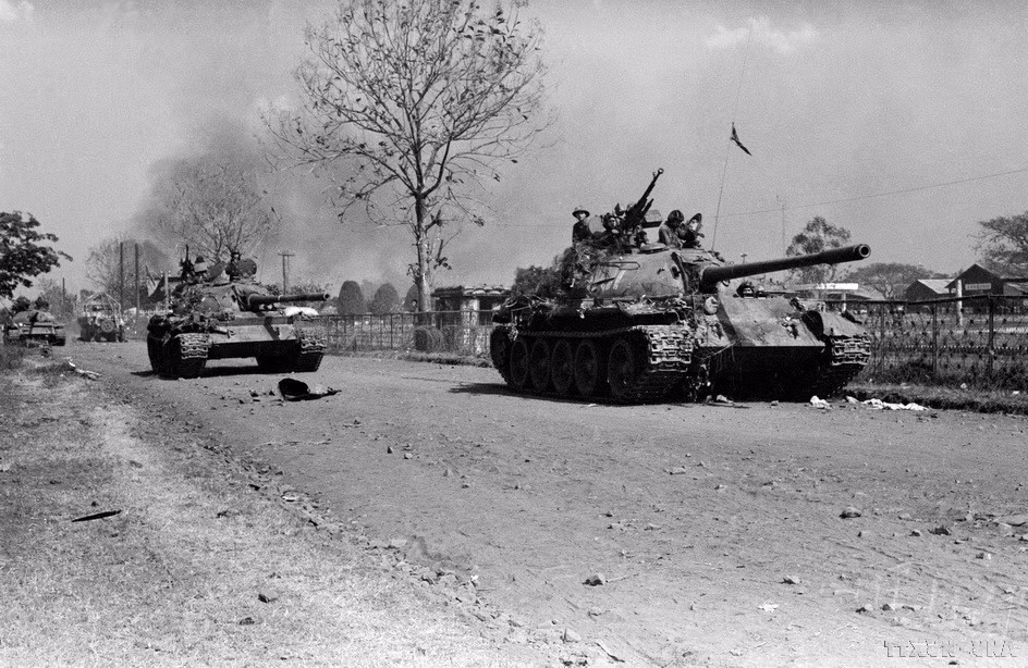 Las unidades de infantería, tanques y vehículos blindados avanzan para liberar Buon Ma Thuot (marzo de 1975). Foto: VNA