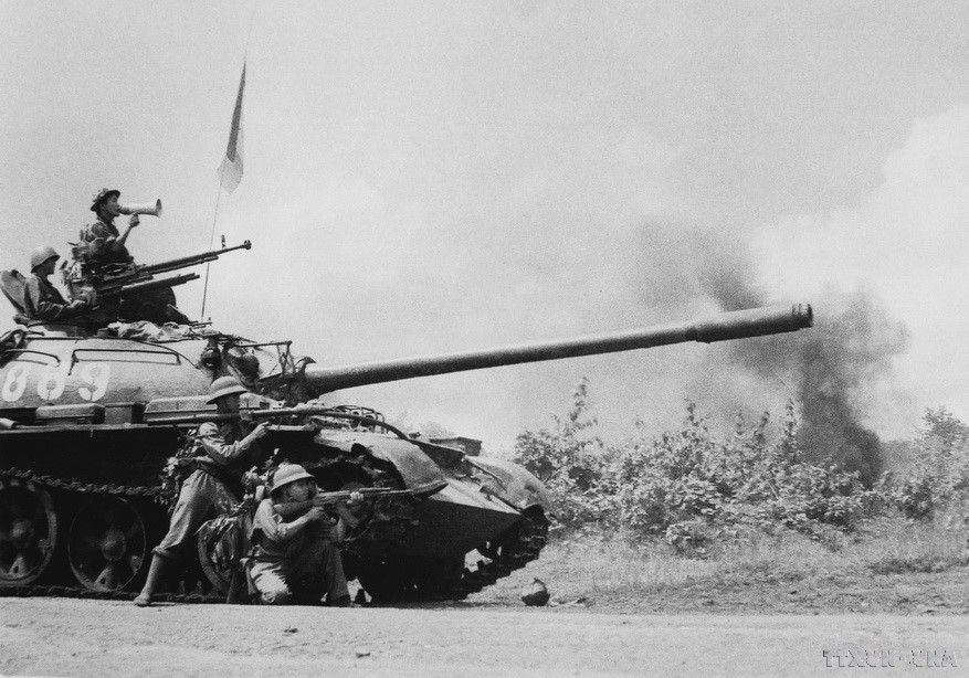 Tanques y tropas de la 10.ª División del Ejército Popular en la liberación de la ciudad de Buon Ma Thuot (marzo de 1975). Foto: VNA