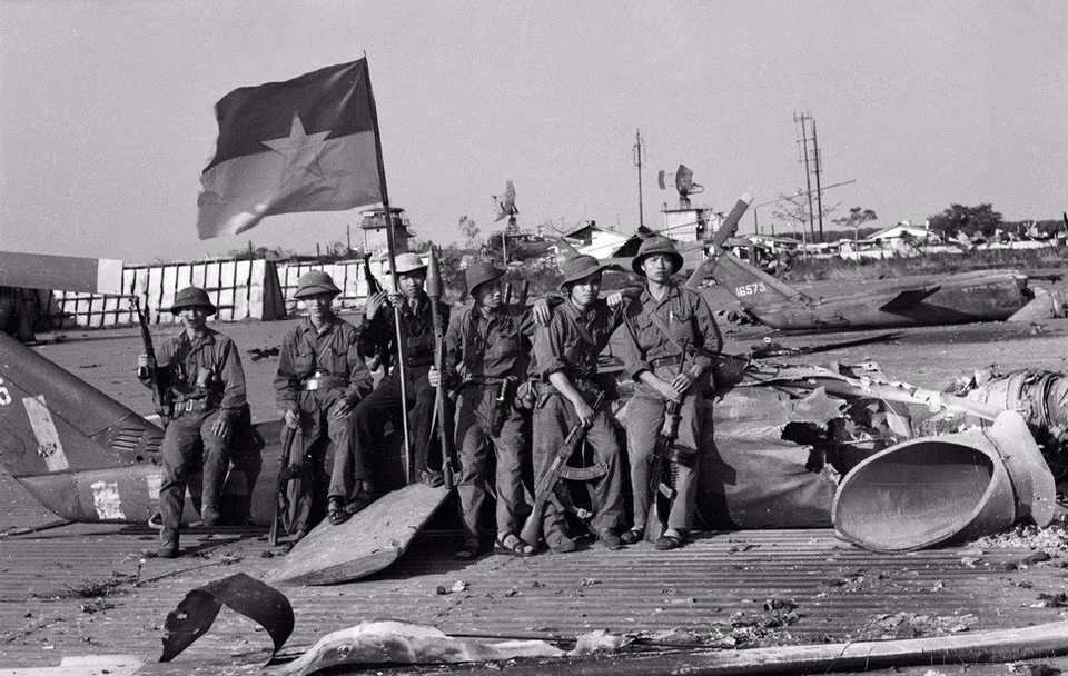 Las fuerzas de liberación toman el control del aeropuerto de Buon Ma Thuot (marzo de 1975). Foto: VNA