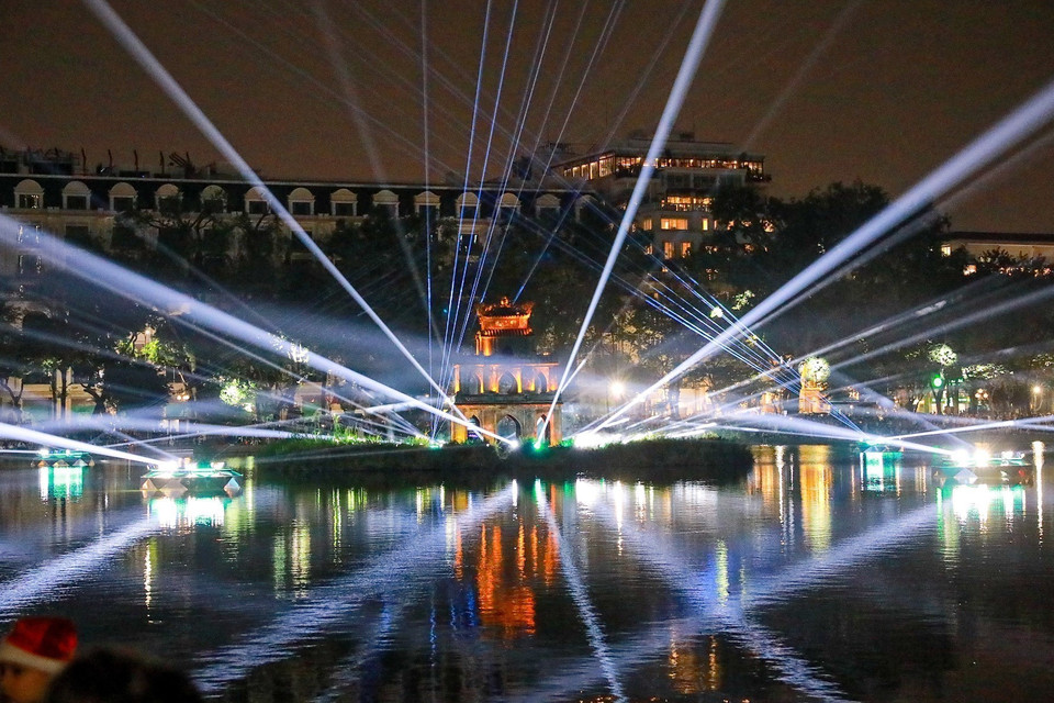 El espacio de iluminación artística del Lago Hoan Kiem y la Torre de la Tortuga se exhibe del 24 de diciembre de 2025 al 4 de enero de 2026. (Foto: VNA)