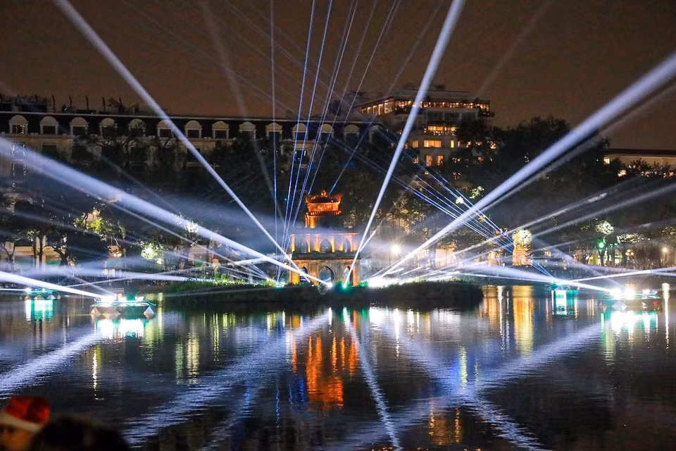 El espacio de iluminación artística del Lago Hoan Kiem y la Torre de la Tortuga se exhibe del 24 de diciembre de 2025 al 4 de enero de 2026. (Foto: VNA)